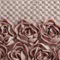 Narzuta dekoracyjna 220x240 Ceramika Roses Pudrowa welwetowa geometryczne pikowanie 