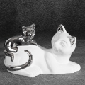 Figurka z glinki ceramicznej Koty 20 x 11 x 12 cm biała ze srebrnym