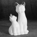Figurka z glinki ceramicznej Koty 15 x 11 x 22 cm biała ze srebrnym