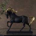 Figurka z żywicy poliestrowej Koń 26 x 7 x 22 cm czarna ze złotym