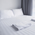 Poszewka na poduszkę 50x70 Hotelowa Adamaszek Pasek 1cm biała